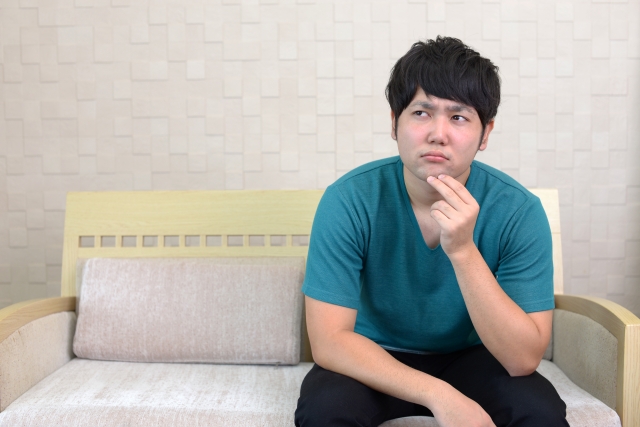 うーんと考える男性