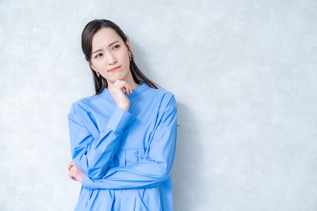 「うーん」女性.jpg のコピー